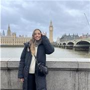 Profesora joven imparte clases